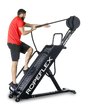 Ropeflex RX4400 Kletter-Seiltrainer im Einsatz: Mann im roten Shirt zieht das Seil, schwarzer Hintergrund