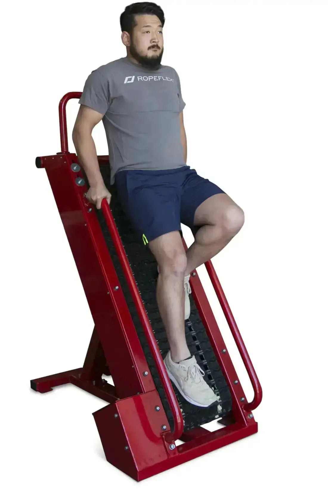 Ropeflex RX4405 Steigband-Trainer in Rot, Mann steigt auf dem Band, Blick von vorne