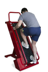 Ropeflex RX4405 Steigband-Trainer in Rot, Mann trainiert am Band, Ansicht von hinten