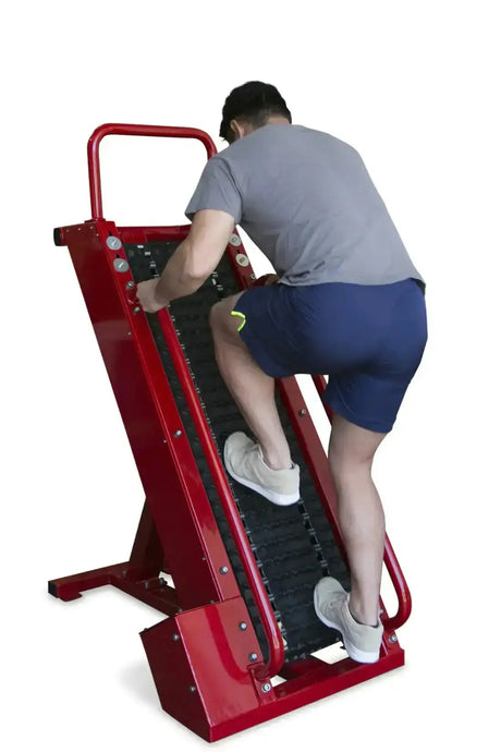 Ropeflex RX4405 Steigband-Trainer in Rot, Mann trainiert am Band, Ansicht von hinten