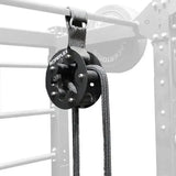 Ropeflex RX505 Endlosseil-Trommel, an einer Stange aufgehängt mit schwarzem Seil