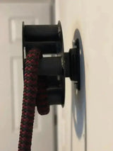 Ropeflex RX505 Endlosseil-Trommel, Detail der Trommel an der Wand mit rot-schwarzem Seil