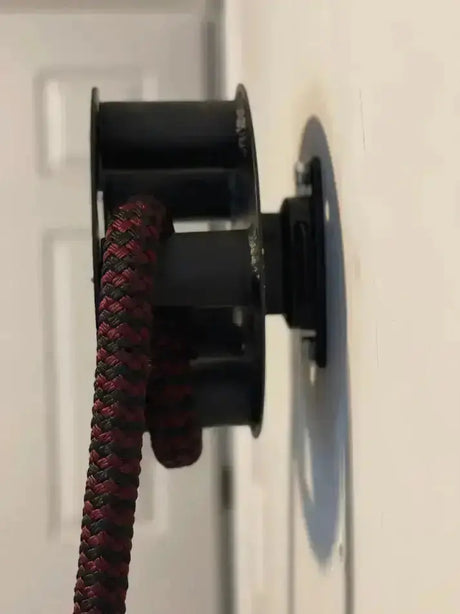 Ropeflex RX505 Endlosseil-Trommel, Detail der Trommel an der Wand mit rot-schwarzem Seil