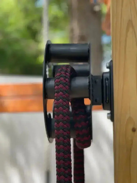 Ropeflex RX505 Endlosseil-Trommel, seitlich an einem Holzpfosten im Freien montiert