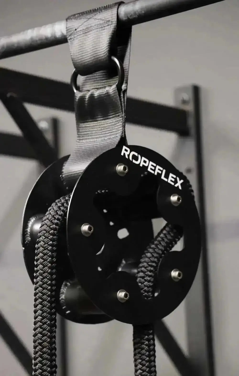 Ropeflex RX505 Endlosseil-Trommel, Nahansicht der aufgehängten Trommel mit Logo
