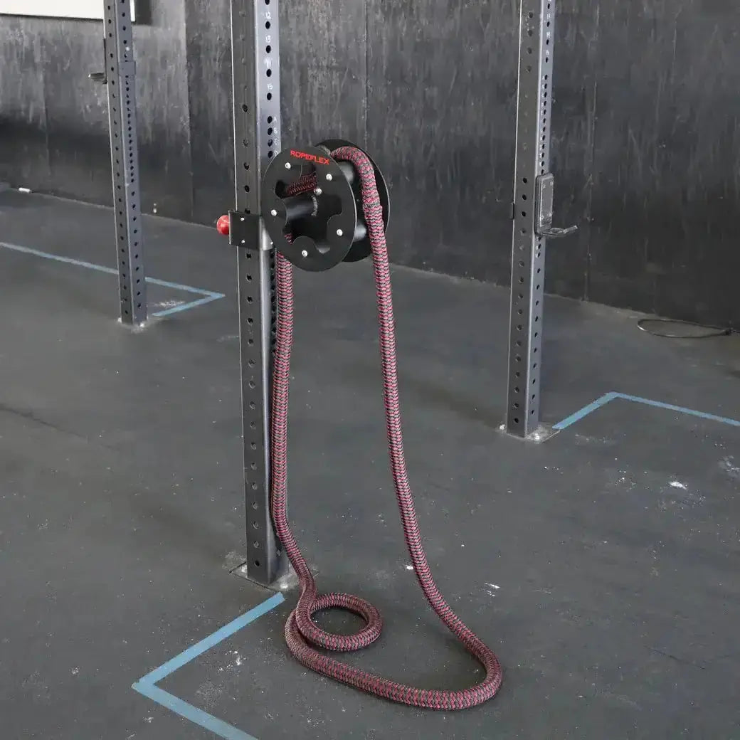 Ropeflex RX505 Endlosseil-Trommel, am Pfosten montiert mit Seil am Boden liegend