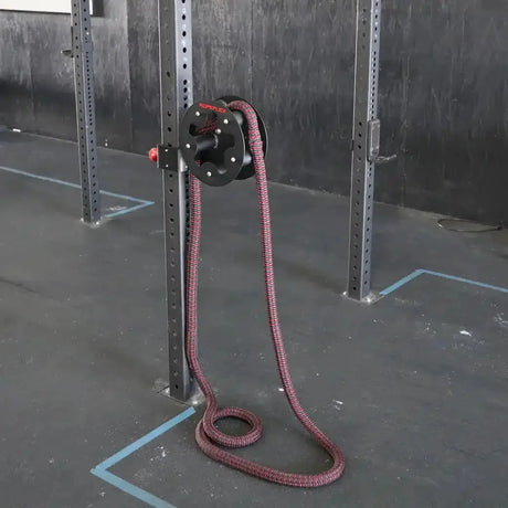 Ropeflex RX505 Endlosseil-Trommel, am Pfosten montiert mit Seil am Boden liegend