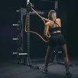 Ropeflex RX505 Endlosseil-Trommel, Frau trainiert am Rack mit dem Endlosseil in einem dunklen Studio