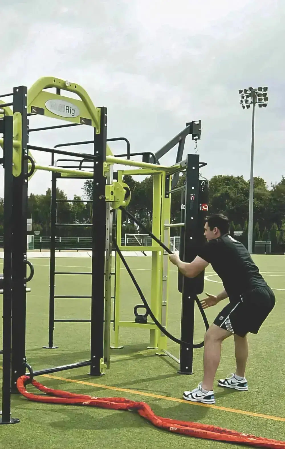 Ropeflex RX505 Endlosseil-Trommel, Mann trainiert an einer Outdoor-Station auf Rasen