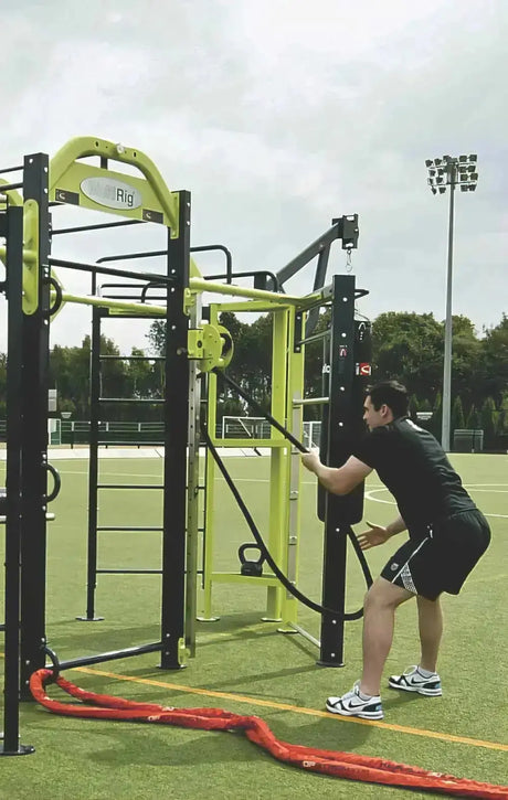 Ropeflex RX505 Endlosseil-Trommel, Mann trainiert an einer Outdoor-Station auf Rasen