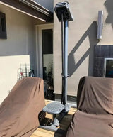 Ropeflex RX5500 Outdoor-Seiltrainer – Frontansicht auf einer Terrasse zwischen abgedeckten Möbeln