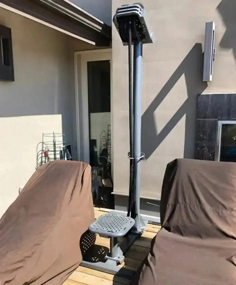 Ropeflex RX5500 Outdoor-Seiltrainer – Frontansicht auf einer Terrasse zwischen abgedeckten Möbeln