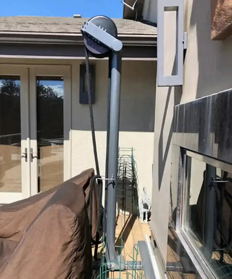 Ropeflex RX5500 Outdoor-Seiltrainer – an einer Hauswand auf der Terrasse montiert