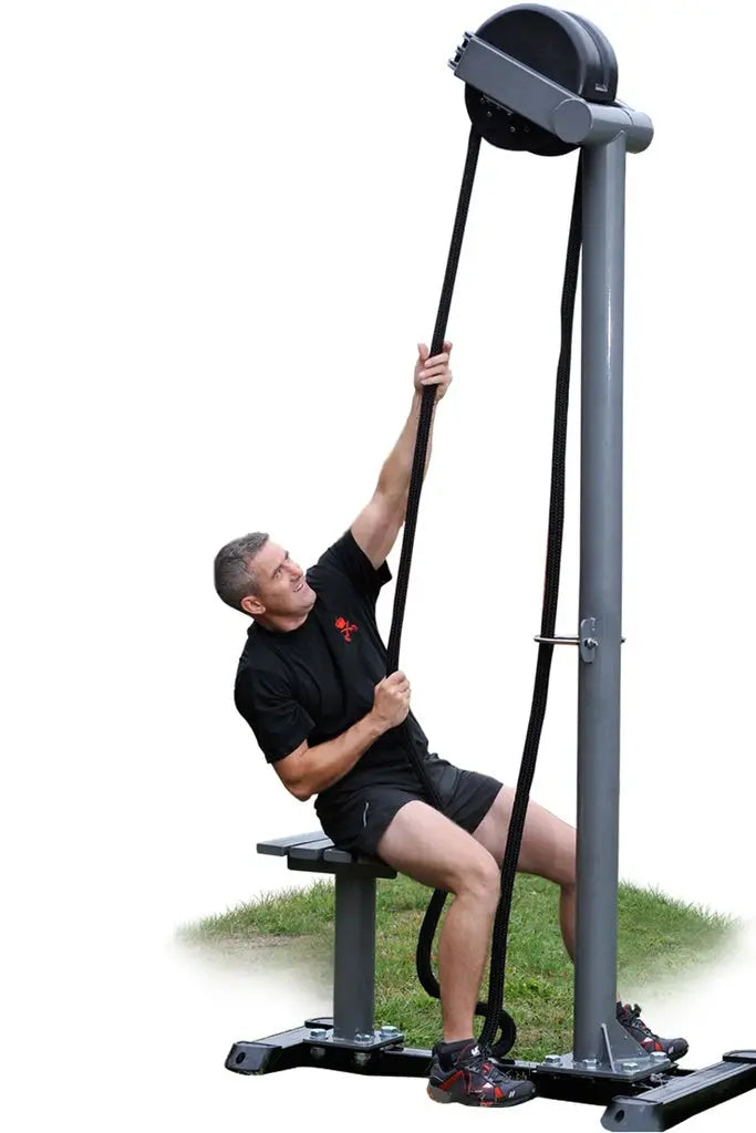 Ropeflex RX5500 Outdoor-Seiltrainer – Mann am Seil sitzend, freigestellt auf Rasenfläche