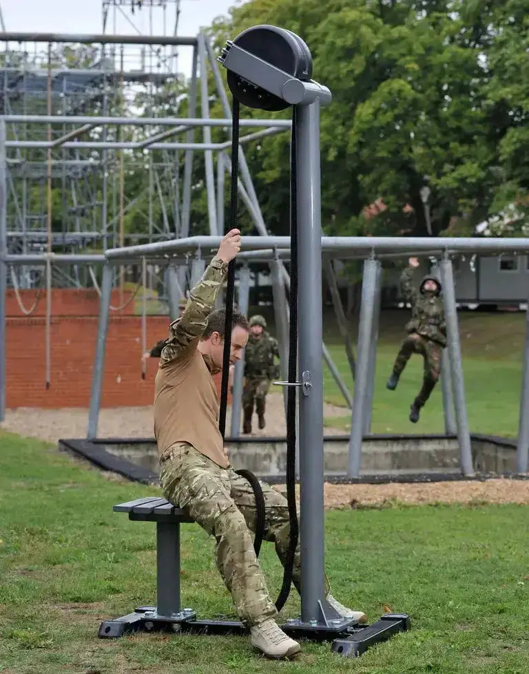 Ropeflex RX5500 Outdoor-Seiltrainer – Soldat in Tarnkleidung zieht am Seil auf einem Übungsgelände