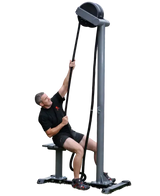 Ropeflex RX5500 Outdoor-Seiltrainer – Mann trainiert im Sitzen am Endlosseil vor dunklem Hintergrund