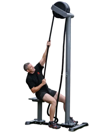 Ropeflex RX5500 Outdoor-Seiltrainer – Mann trainiert im Sitzen am Endlosseil vor dunklem Hintergrund