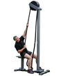 Ropeflex RX5500 Outdoor-Seiltrainer – Mann trainiert im Sitzen am Endlosseil vor dunklem Hintergrund