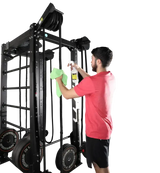Ropeflex RX8200 Endlosseil-Rig, Person reinigt die Station mit einem Tuch