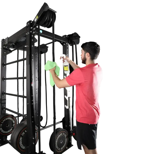 Ropeflex RX8200 Endlosseil-Rig, Person reinigt die Station mit einem Tuch