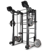 Ropeflex RX8200 Endlosseil-Rig, Schrägansicht mit Seilrollen und Hantelscheiben vor Schwarz