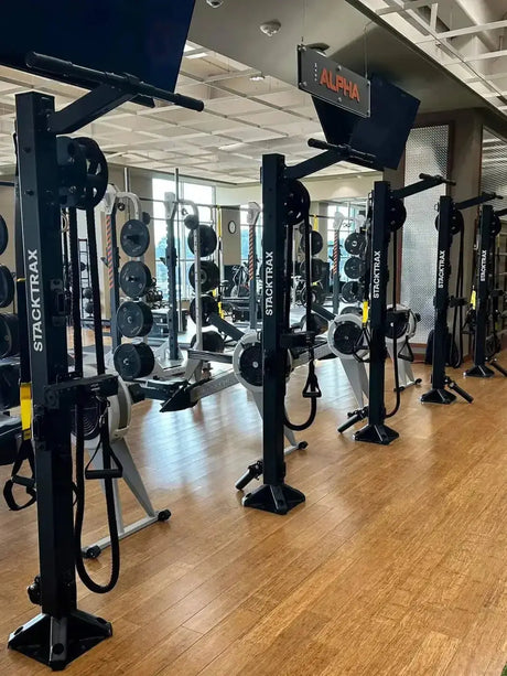 Ropeflex RX90 Trainingsturm als Reihe mehrerer Türme auf Holzboden im Studio