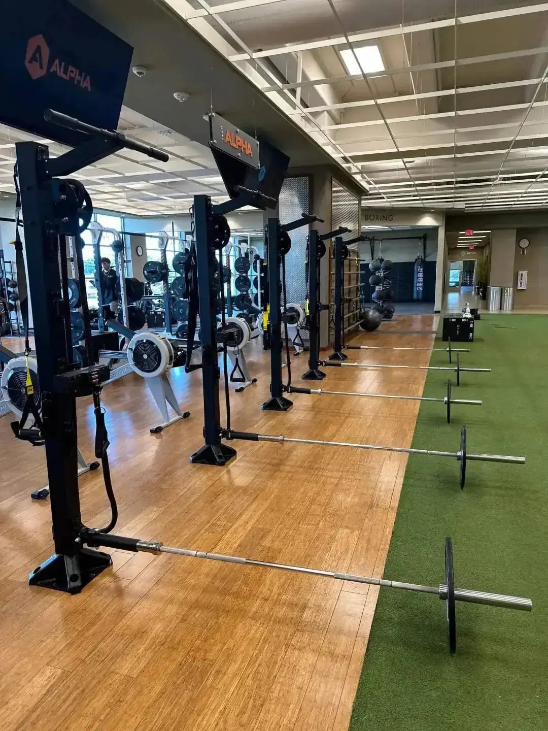 Ropeflex RX90 Trainingsturm in einer Reihe von Türmen mit Stangen am Boden im Studio