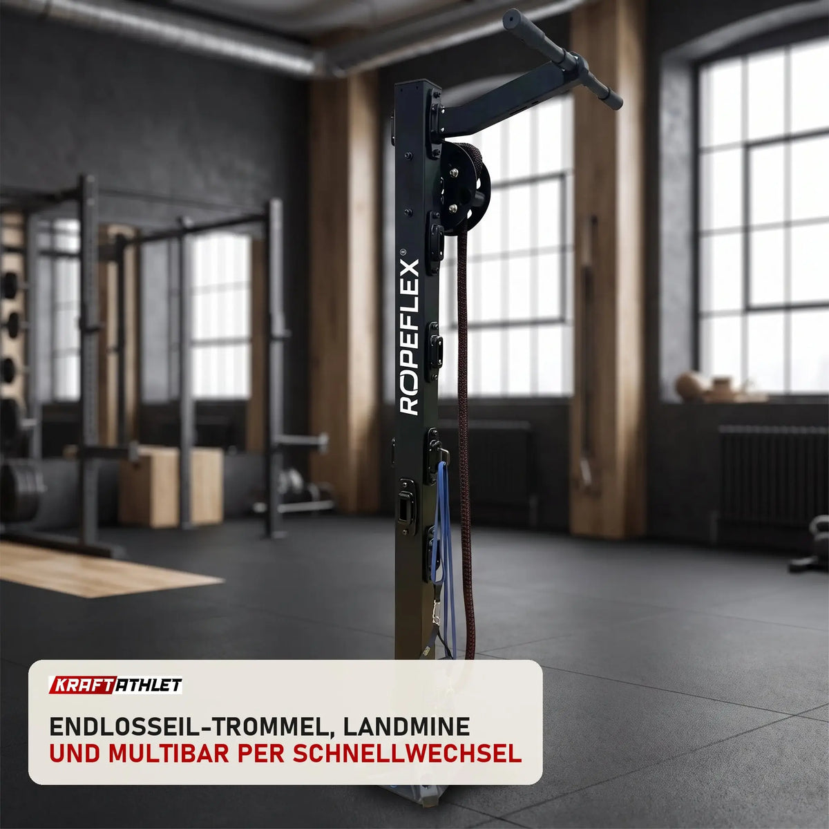 Ropeflex RX90 Trainingsturm in einem fertig eingerichteten Studio mit dunklen Wänden und Gummiboden