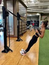 Ropeflex RX90 Trainingsturm im Studio, Frau trainiert Rudern mit einer Stange