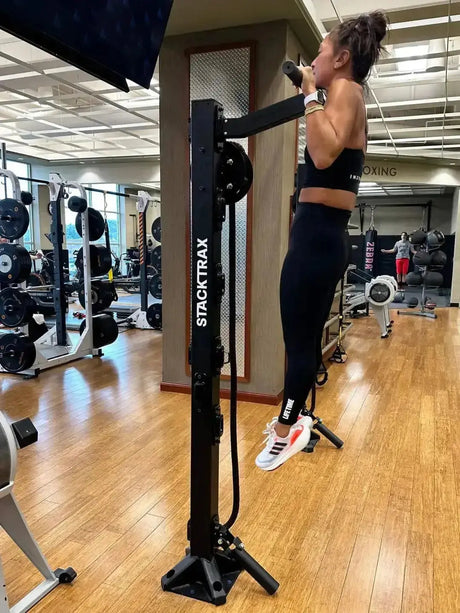 Ropeflex RX90 Trainingsturm im Studio, Frau trainiert mit dem Seil über Kopf