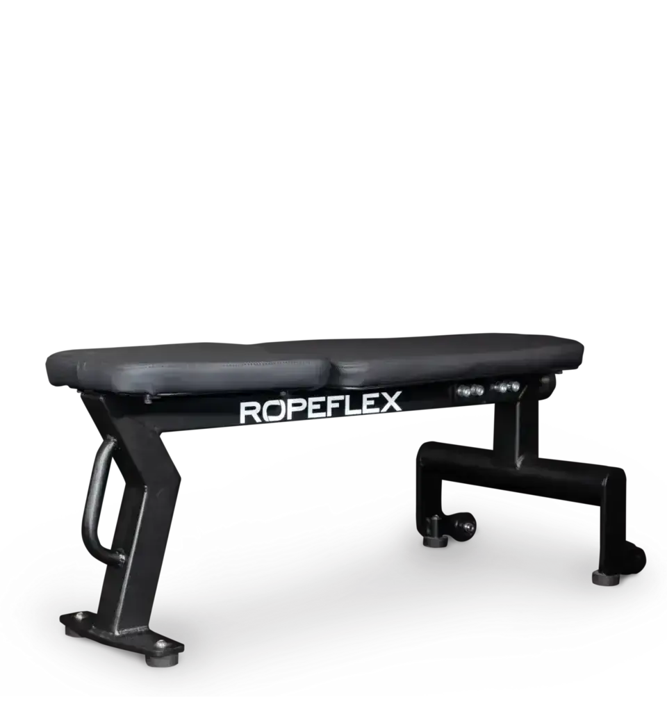Ropeflex RXB2 Flachbank fürs Seiltraining: schwarze Bank mit Schriftzug vor schwarzem Hintergrund, Seitenansicht