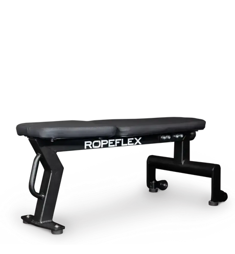 Ropeflex RXB2 Flachbank fürs Seiltraining: schwarze Bank mit Schriftzug vor schwarzem Hintergrund, Seitenansicht