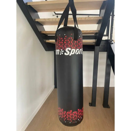 SportCom Air-Water Trainingssandsack hängt unter einer Holzdecke in einem hellen Trainingsraum