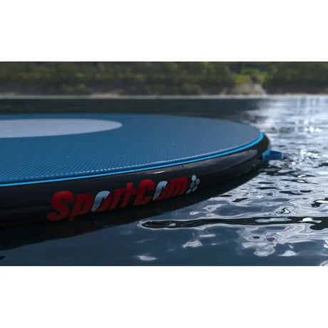 SportCom Aqua-Ringmatte für Kampfsport: Detail der Kante mit Logo auf dem Wasser