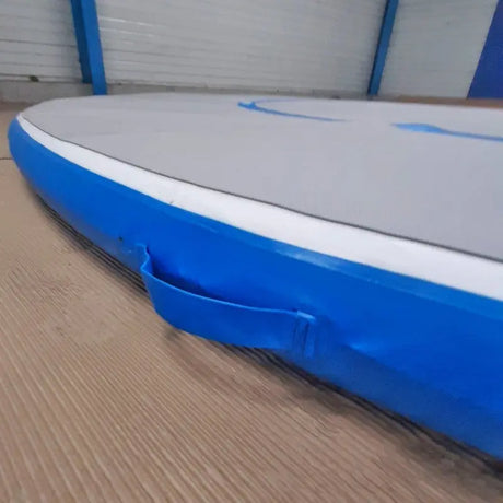 SportCom Aqua-Ringmatte für Kampfsport: Detail des blauen Rands mit Tragegriff