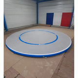 SportCom Aqua-Ringmatte für Kampfsport in Grau und Blau aufgebaut in einer Halle, Schrägansicht