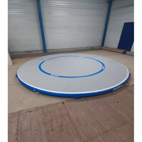 SportCom Aqua-Ringmatte für Kampfsport in einer Halle, Seitenansicht aus flachem Winkel