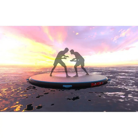 SportCom Aqua-Ringmatte für Kampfsport auf dem Wasser, zwei Ringer im Gegenlicht bei Sonnenuntergang