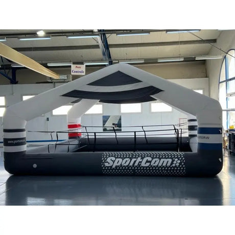 SportCom Aufblasbarer Boxring mit Überdachung, in einer Halle aufgebaut, Frontansicht