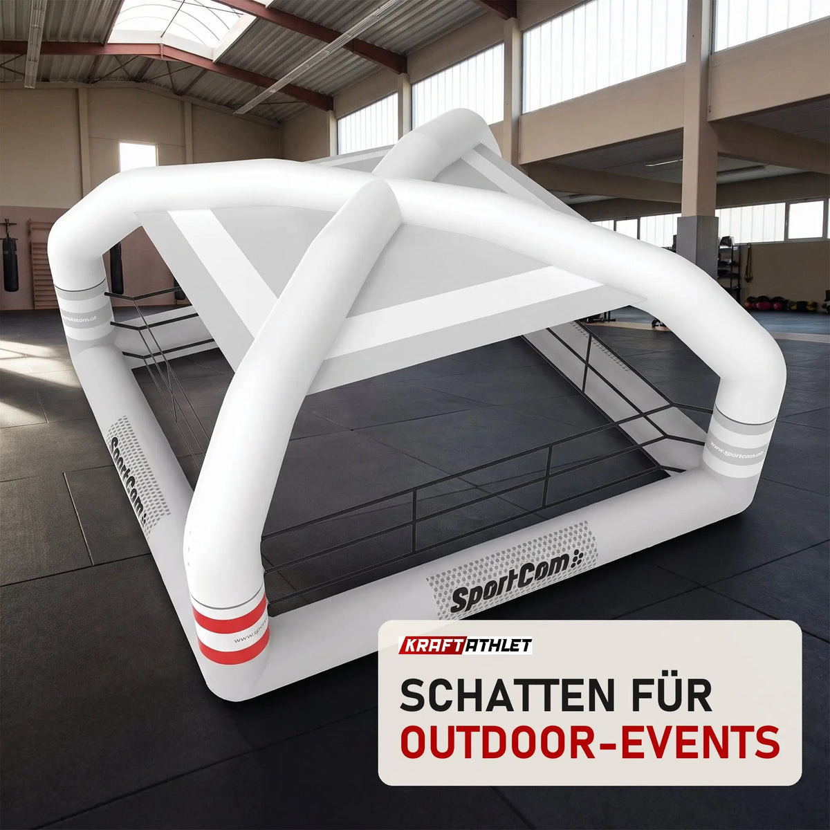 SportCom Aufblasbarer Boxring mit Überdachung in einer hellen Kampfsporthalle