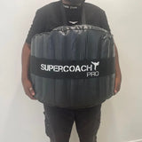SportCom Aufblasbarer Punchingbelt, von einer Person um den Oberkörper getragen, Frontansicht mit Schultergurt