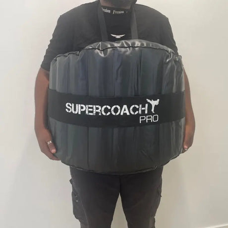 SportCom Aufblasbarer Punchingbelt, von einer Person um den Oberkörper getragen, Frontansicht mit Schultergurt