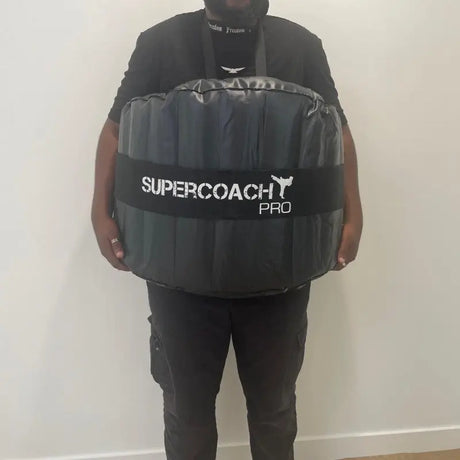 SportCom Aufblasbarer Punchingbelt, getragen in leicht erhöhter Position, Frontansicht mit Supercoach Pro Logo