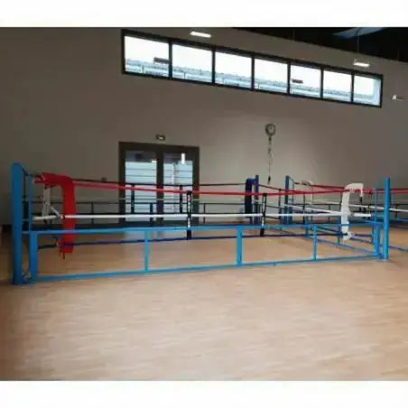 SportCom Beweglicher Boxring – in einer Halle mit Fensterfront, Seitenansicht