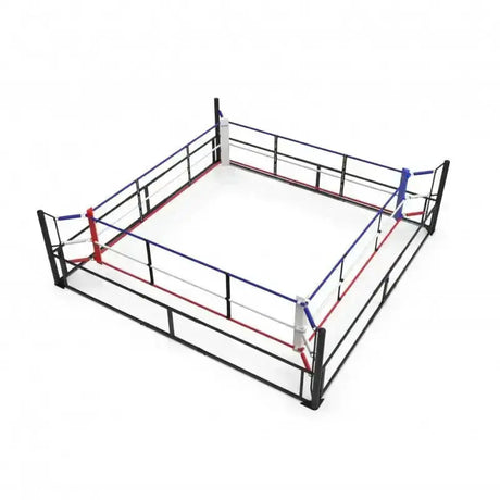 SportCom Beweglicher Boxring – Schrägansicht mit schwarzem Rahmen, roten und blauen Seilen, freigestellt