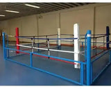 SportCom Beweglicher Boxring – mit blauem Rahmen in einer Sporthalle, Eckansicht