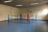 SportCom Beweglicher Boxring – in einer Sporthalle mit Basketballkorb, Totale