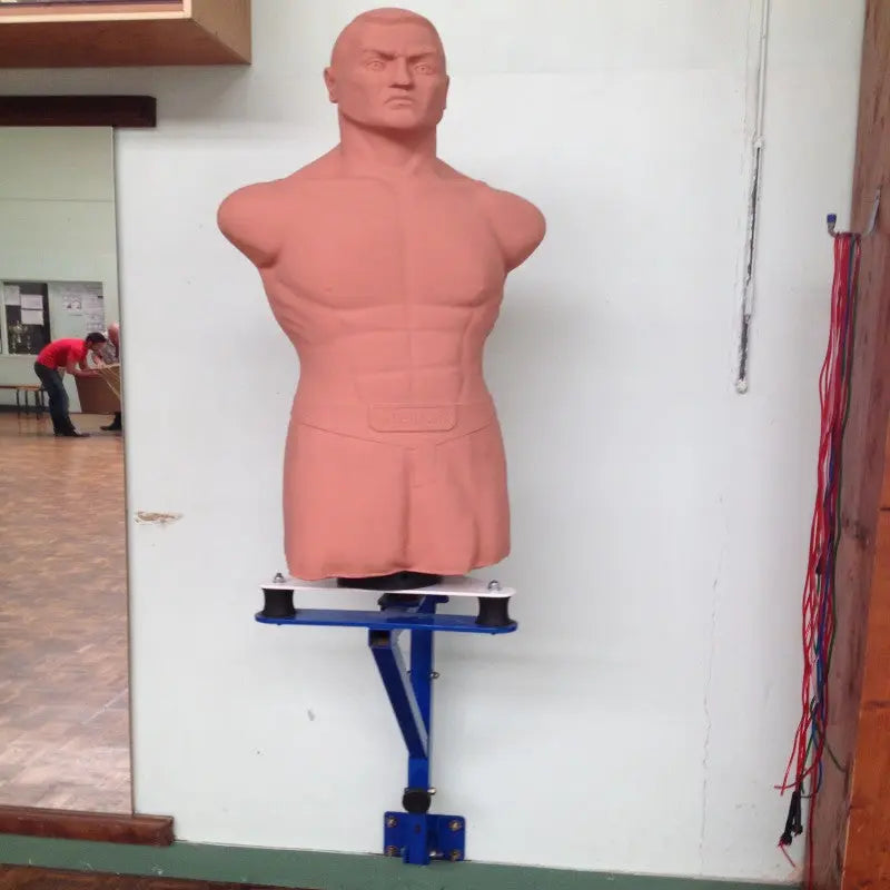 SportCom Big Bob Wand-Schlagtorso – Frontansicht des Torsos an der Wand in der Halle