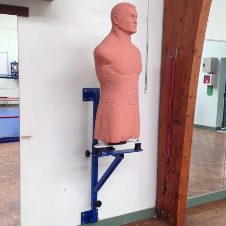 SportCom Big Bob Wand-Schlagtorso – Torso an blauer Wandhalterung in einer Halle