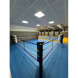 SportCom Bodenanker-Boxring mit Stahlpfosten, Blick über den Eckpfosten in eine lange Halle